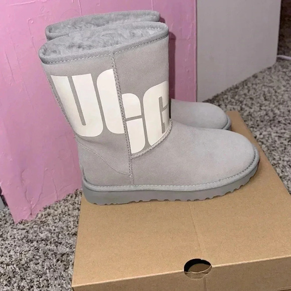 UGG’s W Classic Short II Chopd - Picture 7 of 13